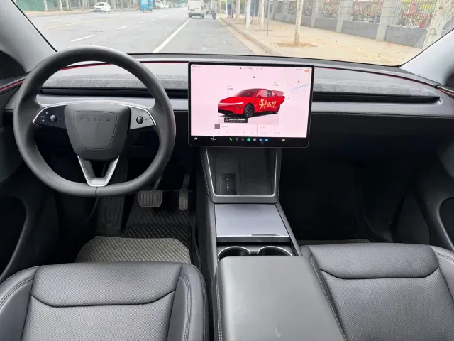 Tesla Model Y — Фото автомобиля 10