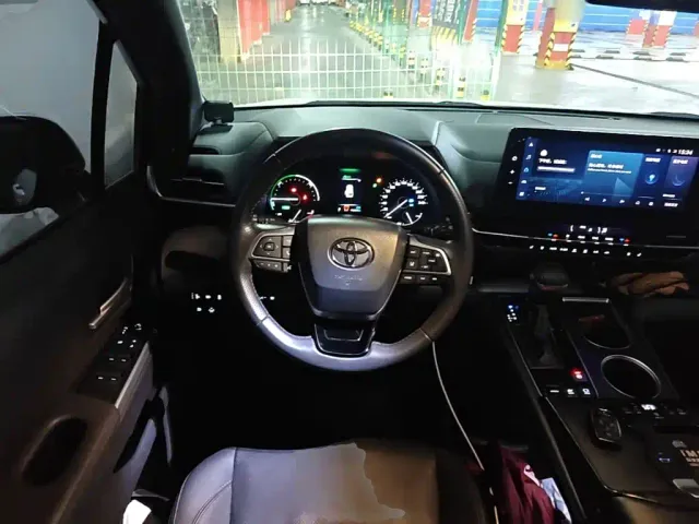 Toyota Sienna — Фото автомобиля 10