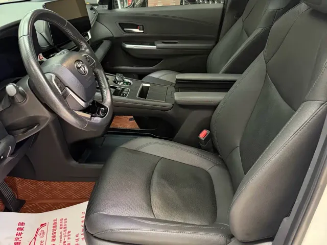 Toyota Sienna — Фото автомобиля 4
