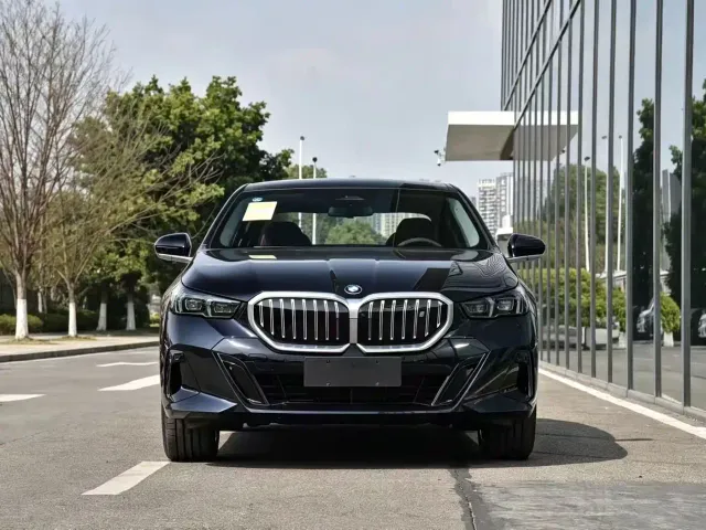 BMW i5 — Фото автомобиля 2
