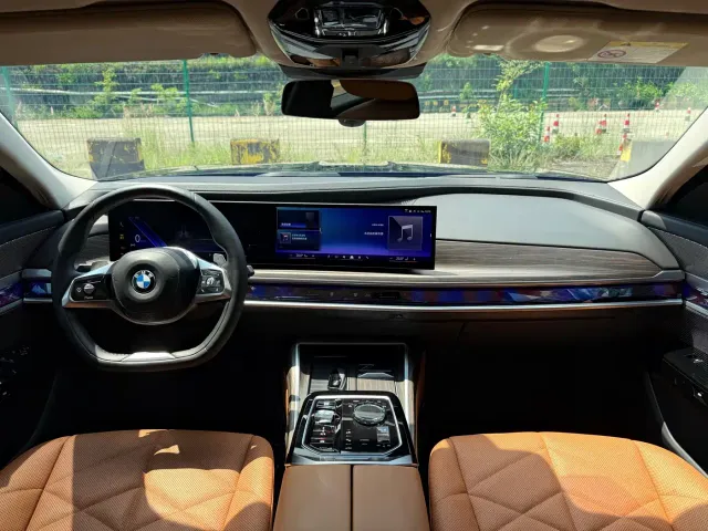 BMW 7 Series — Фото автомобиля 14