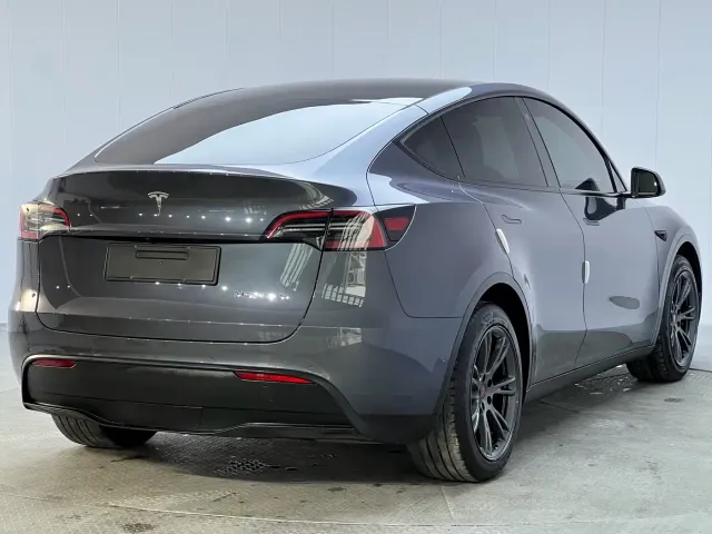 Tesla Model Y — Фото автомобиля 24