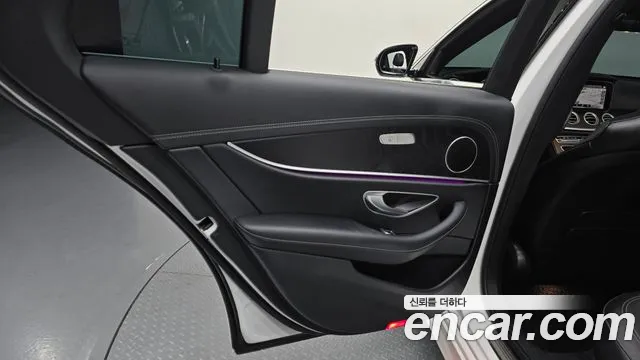 Mercedes-Benz E-Class — Фото автомобиля 25