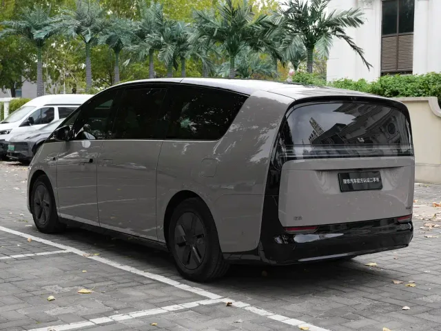 Li Auto MEGA — Фото автомобиля 7