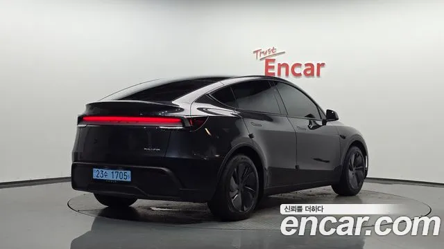 Tesla Model Y — Фото автомобиля 2