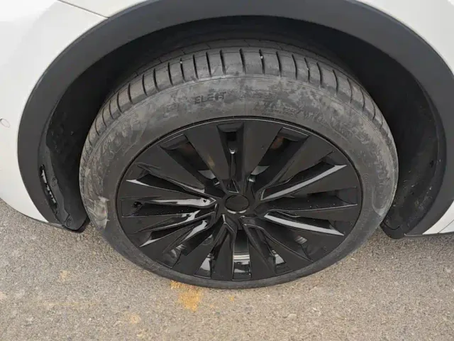 Tesla Model Y — Фото автомобиля 22