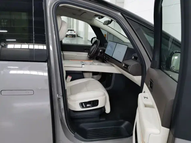 Li Auto MEGA — Фото автомобиля 23