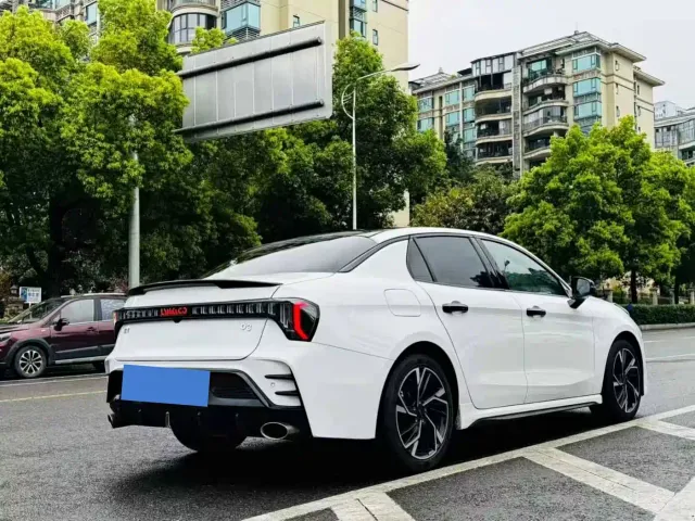 Lynk & Co 03 — Фото автомобиля 4