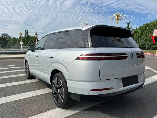 Denza N8L — Фото автомобиля 3