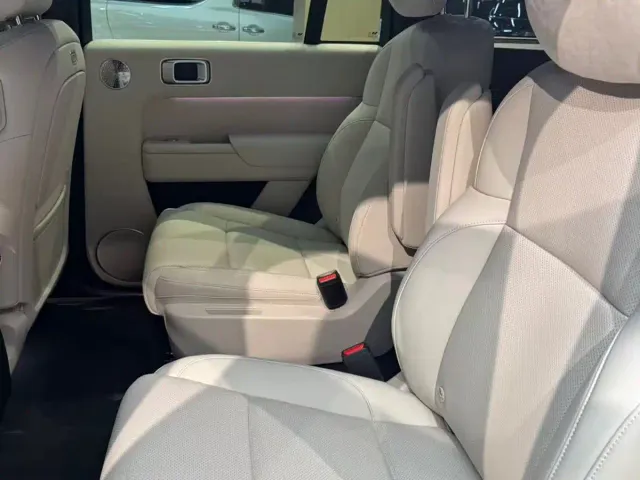 Li Auto L8 — Фото автомобиля 11