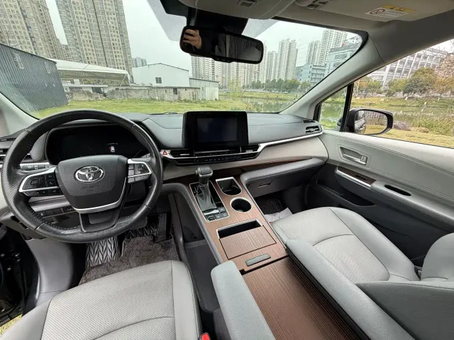 Toyota Sienna — Фото автомобиля 11