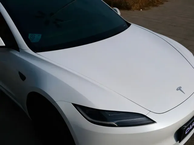 Фотография автомобиля — Tesla Model 3