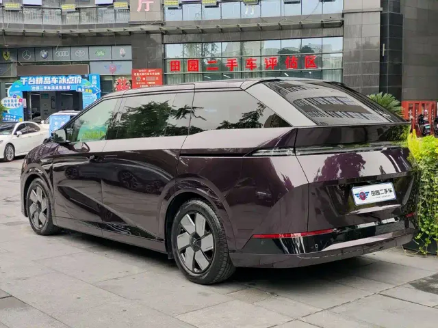 Xpeng X9 — Фото автомобиля 4