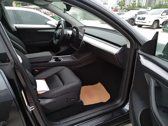 Tesla Model Y — Фото автомобиля 19