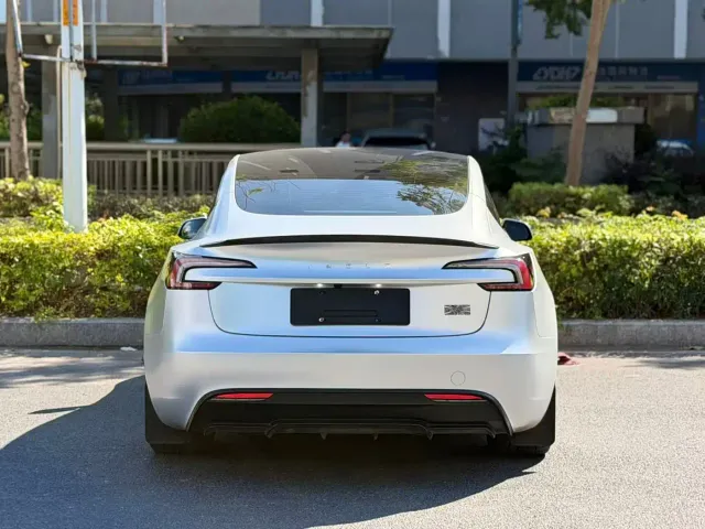 Tesla Model 3 — Фото автомобиля 9