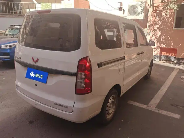 Wuling Hongguang V — Фото автомобиля 3