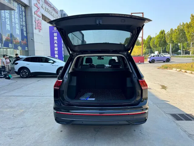 Volkswagen Tiguan L — Фото автомобиля 12