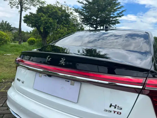 Hongqi H5 — Фото автомобиля 8
