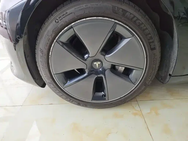 Tesla Model 3 — Фото автомобиля 22