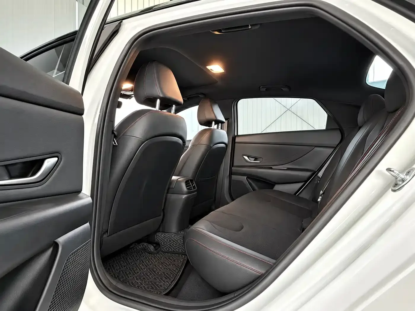Hyundai Elantra 2022 1.5L CVT 20th Anniversary Edition — Фото автомобиля 15