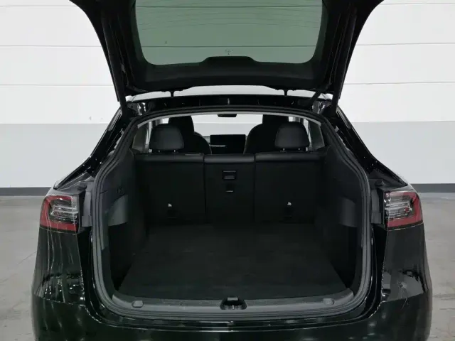 Tesla Model Y — Фото автомобиля 16
