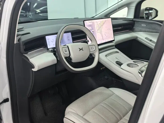 Xpeng X9 — Фото автомобиля 13