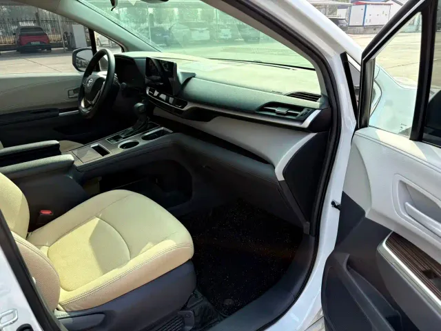 Toyota Sienna — Фото автомобиля 18