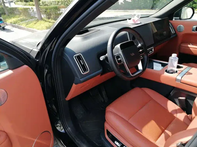 Li Auto L8 — Фото автомобиля 17