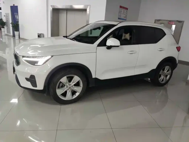 Volvo XC40 — Фото автомобиля 2