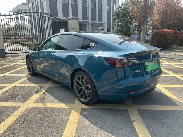 Tesla Model 3 — Фото автомобиля 5