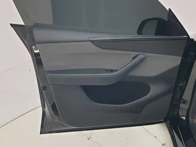 Tesla Model Y — Фото автомобиля 16