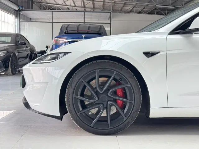 Tesla Model 3 — Фото автомобиля 3