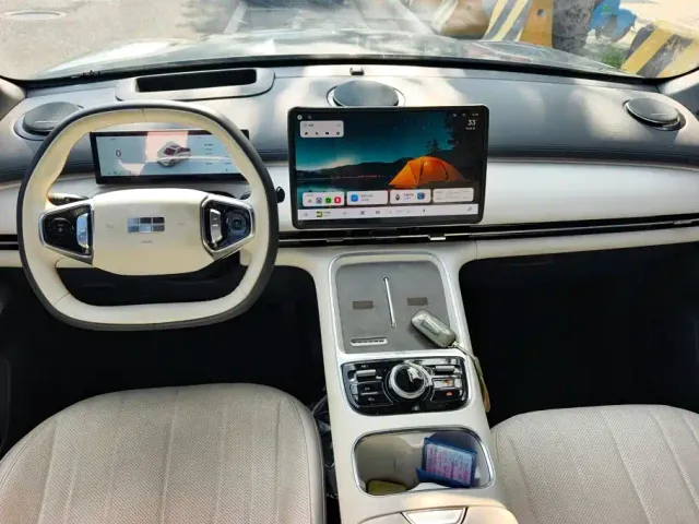 Geely Galaxy Starship 7 EM-i — Фото автомобиля 12