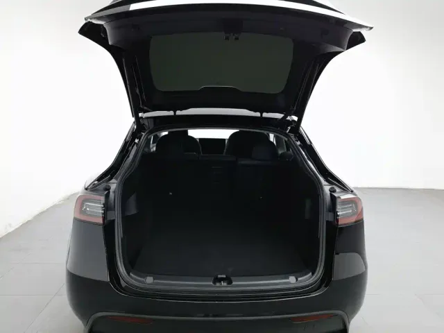 Tesla Model Y — Фото автомобиля 16