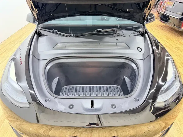 Tesla Model Y — Фото автомобиля 12