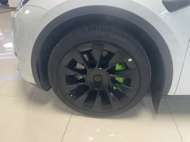 Tesla Model Y — Фото автомобиля 5