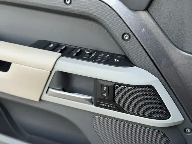 Land Rover Defender — Фото автомобиля 14