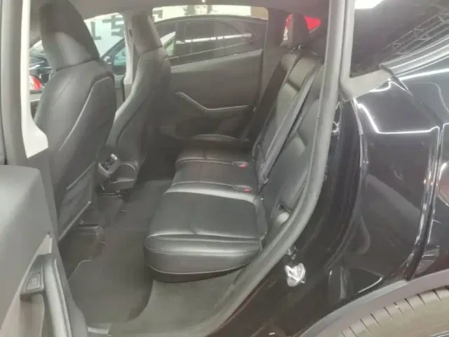 Tesla Model Y — Фото автомобиля 16