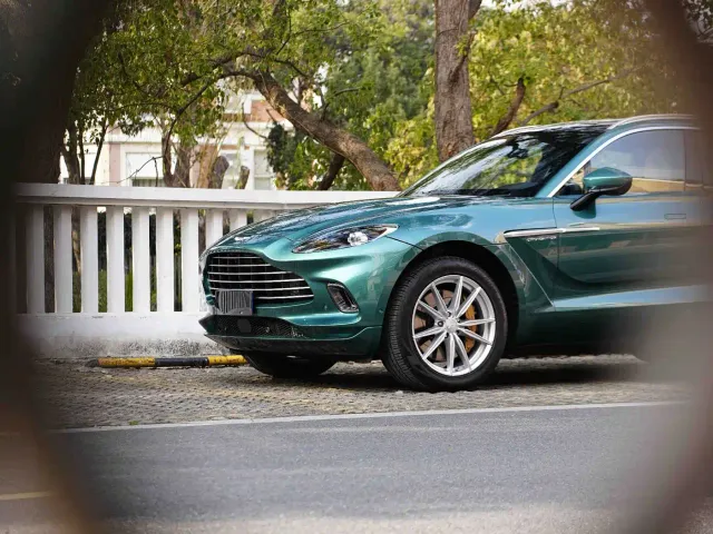 Aston Martin DBX — Фото автомобиля 5