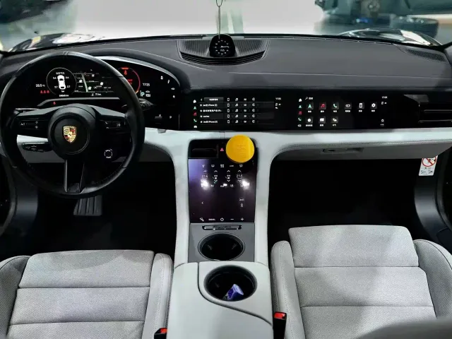 Porsche Taycan — Фото автомобиля 2