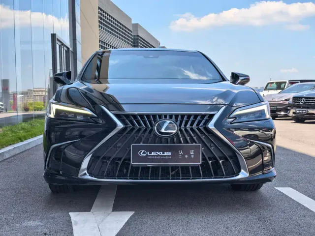 Lexus ES — Фото автомобиля 2