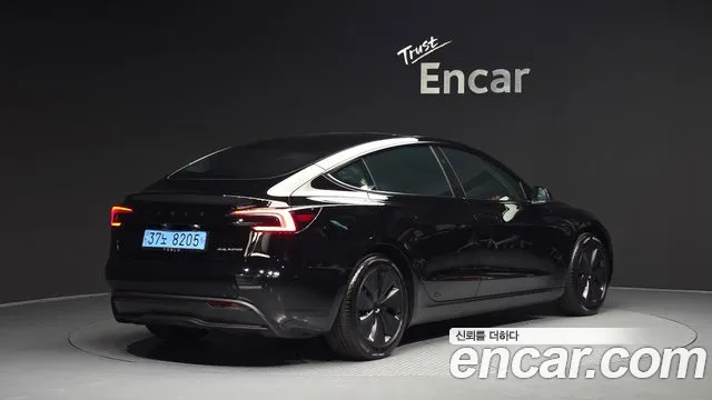 Tesla Model 3 — Фото автомобиля 2