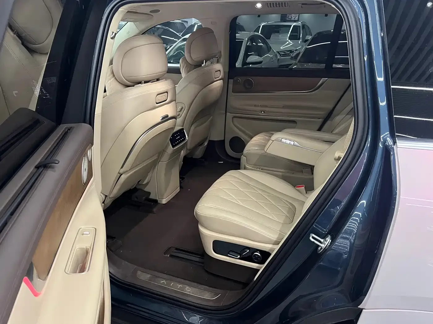 AITO Wenjie AITO M9 2024 Range Extender Ultra 52kWh 6-seater — Фото автомобиля 3