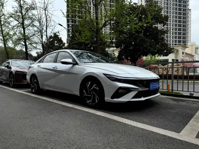 Hyundai Elantra — Фото автомобиля 3