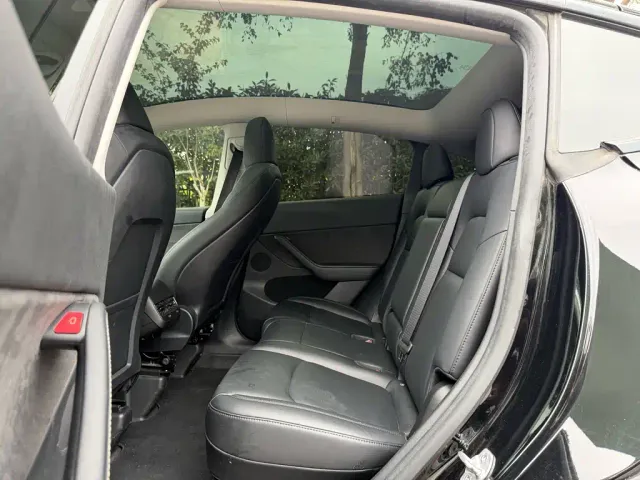 Tesla Model Y — Фото автомобиля 12