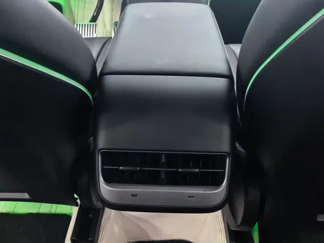 Tesla Model Y — Фото автомобиля 11