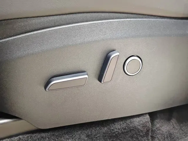 Tesla Model Y — Фото автомобиля 13