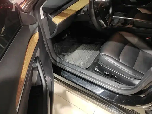 Tesla Model 3 — Фото автомобиля 15