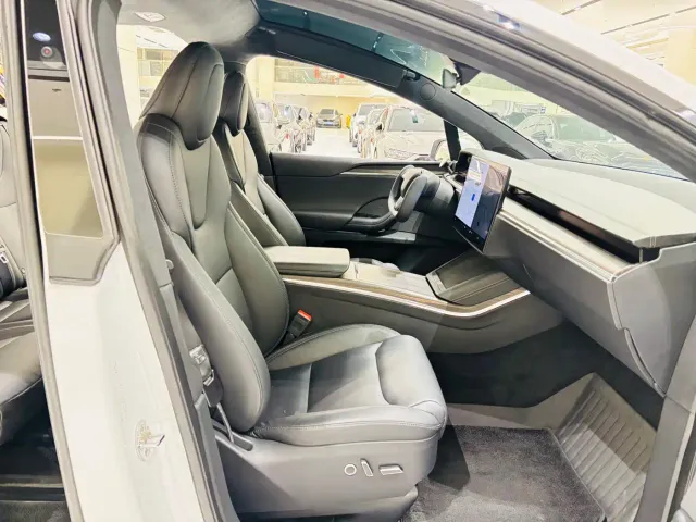 Tesla Model X — Фото автомобиля 16