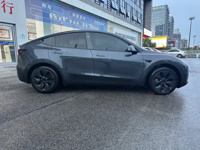 Tesla Model Y 2024 Rear-Wheel Drive Version — Фото автомобиля 4
